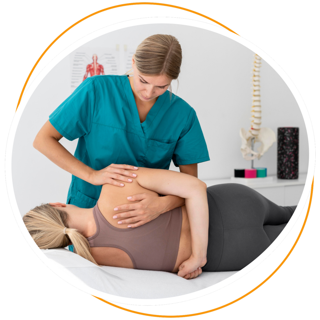 Fizjoterapeutka prowadzi zabieg dla pacjentki na kozetce